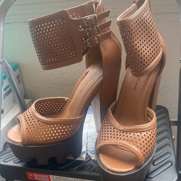 Wild Diva Shoes - Platforms brown sandals